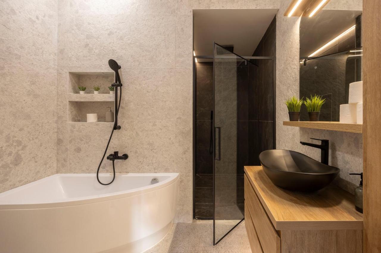 Luxurious & Spacious With Balcony דירה
