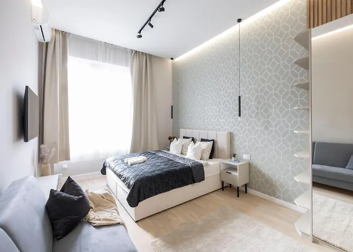 Luxurious & Spacious Central Residence With Balcony