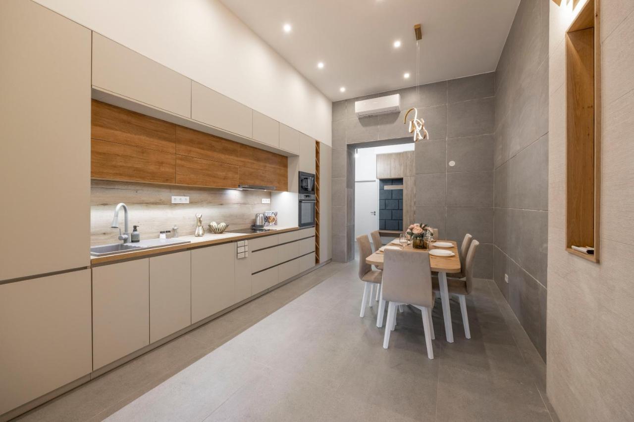 Luxurious & Spacious With Balcony Apartament