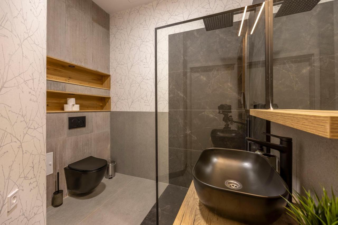 Luxurious & Spacious With Balcony Apartament